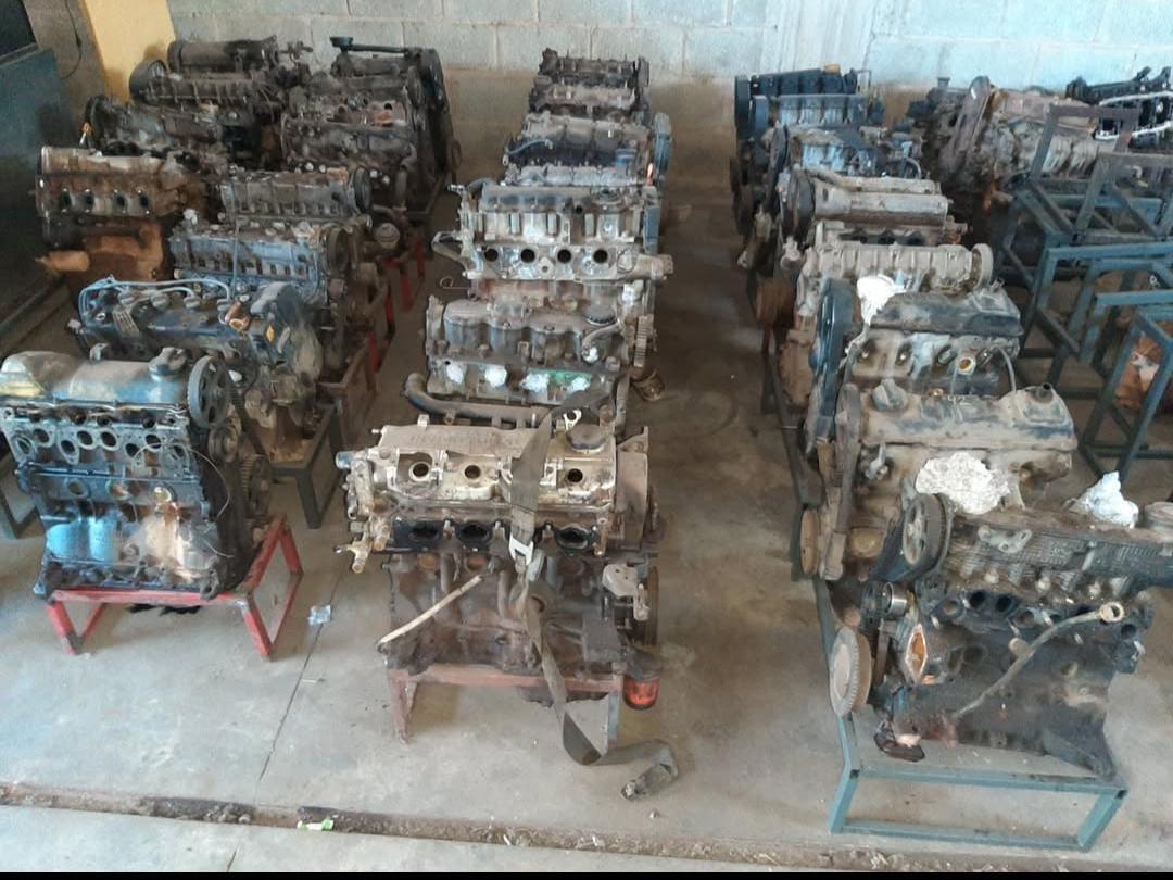 Estoque de motores catalogados no pátio da ALCLAMAR Auto Peças