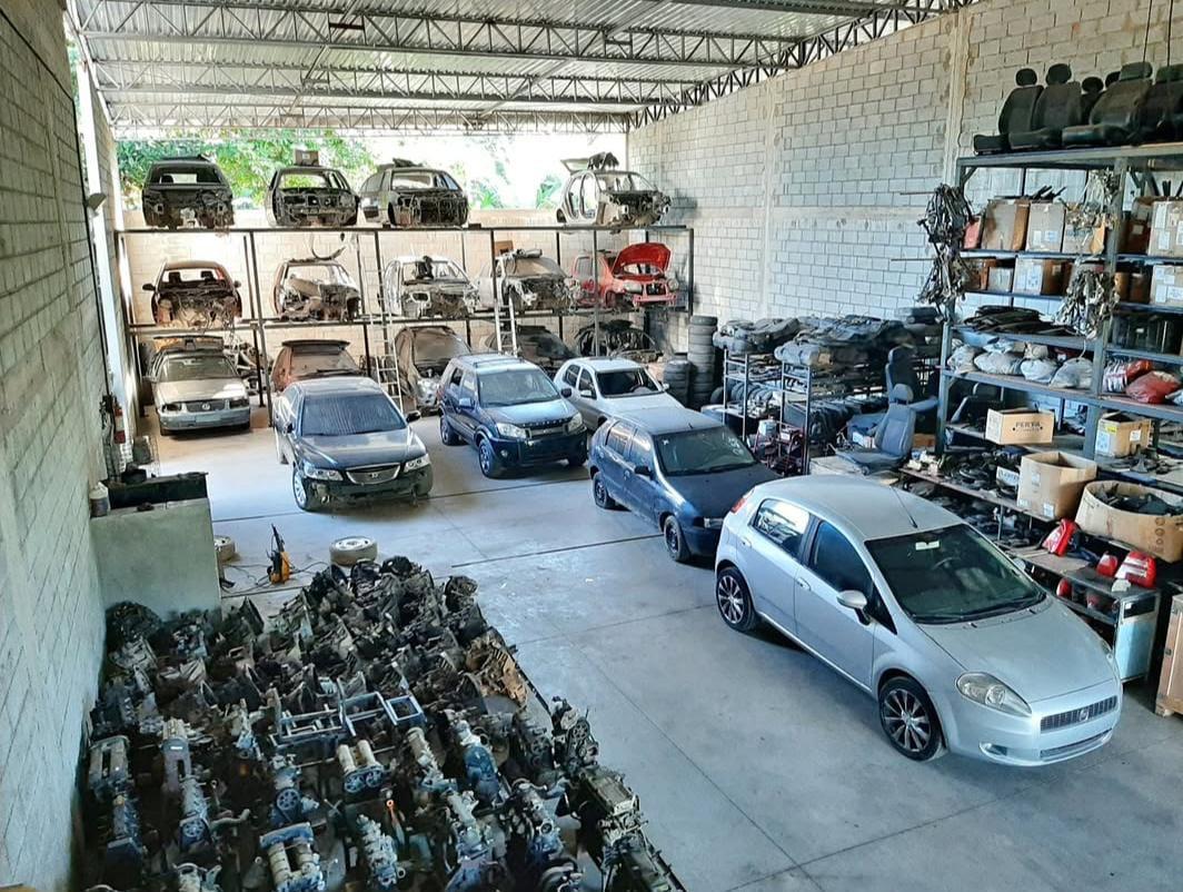 Pátio e galpão da ALCLAMAR Auto Peças, ponto de referência para visita ao balcão